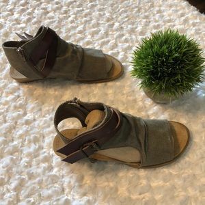 Woman’s Blowfish Malibu Sandals size 7